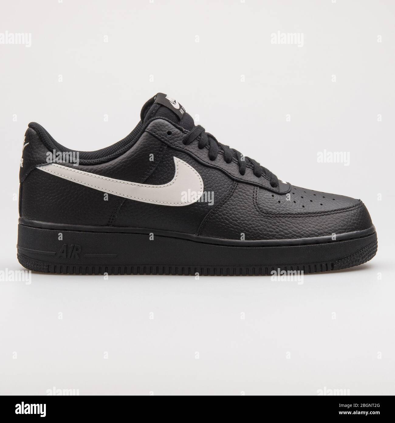 WIEN, ÖSTERREICH - 24. AUGUST 2017: Nike Air Force 1 07 Schwarz-Weiß  Sneaker auf weißem Hintergrund Stockfotografie - Alamy