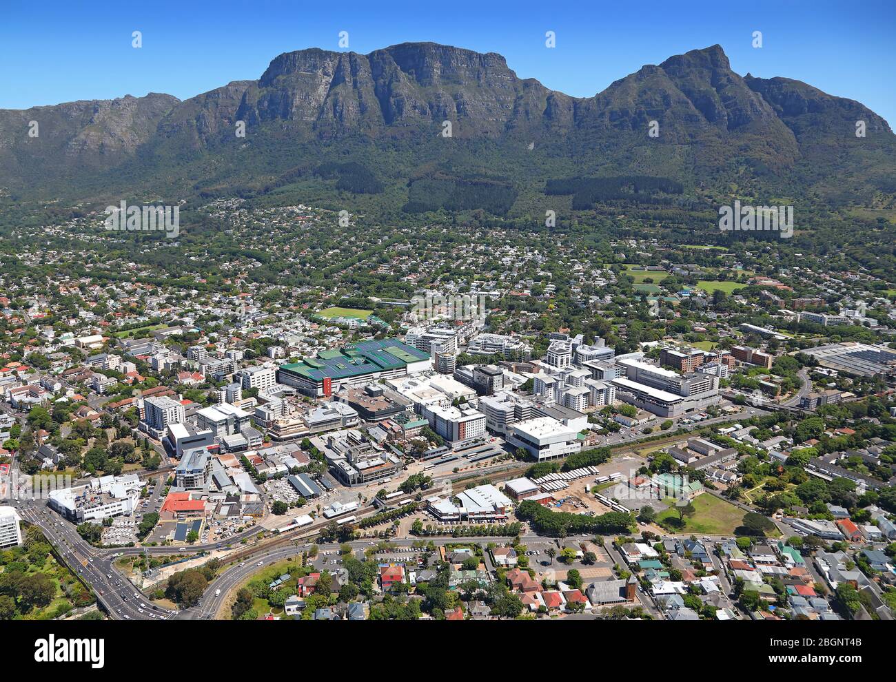 Luftaufnahme des Claremont CBD und des Cavendish Shopping Centers mit Tafelberg im Hintergrund Stockfoto