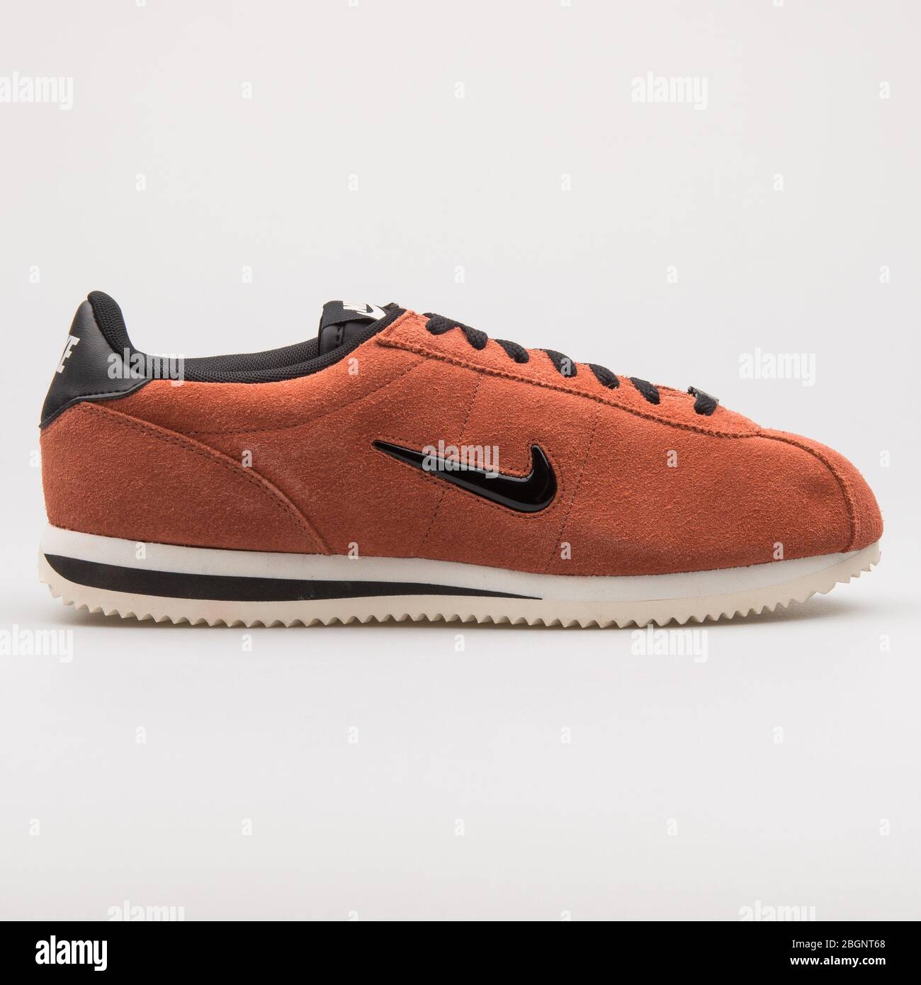 WIEN, ÖSTERREICH - 24. AUGUST 2017: Nike Cortez Basic Jewel Pfirsich und  schwarzer Sneaker auf weißem Hintergrund Stockfotografie - Alamy