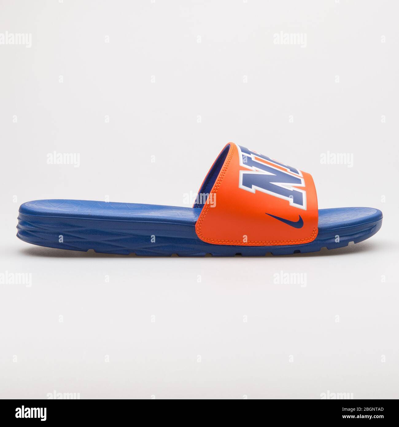 WIEN, ÖSTERREICH - 24. AUGUST 2017: Nike Benassi Solarsoft NBA orange und blaue Sandale auf weißem Hintergrund. Stockfoto