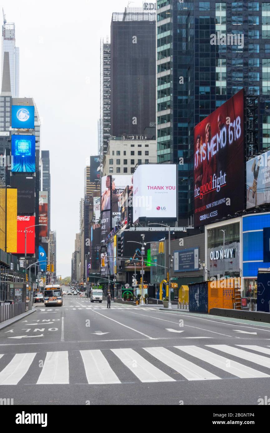 Der Times Square ist wegen der COVID-19 Pandemie, April 2020, New York City, USA, fast menschenleer Stockfoto