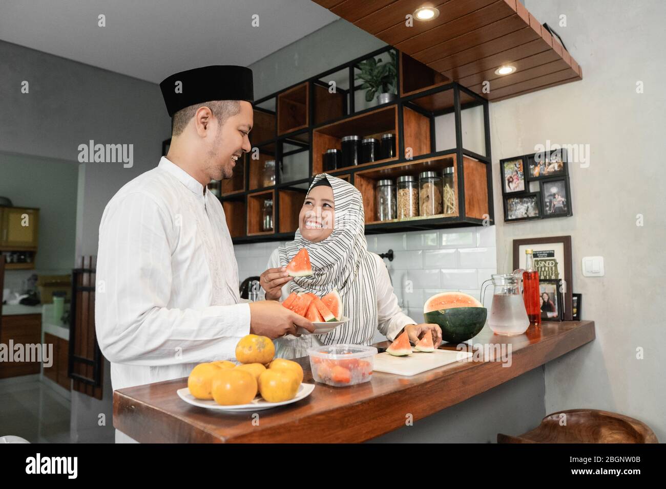 muslimische Paare bereiten sich auf das Fasten im ramadan-Monat vor Stockfoto