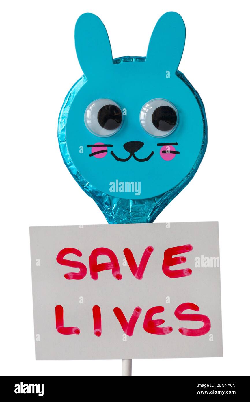 M&S Osterhase folierte Vollmilch-Schokolade-Lollipop mit Save Lives-Schild auf weißem Hintergrund - Konzept, um zu Hause für Coronavirus Sperrung UK bleiben Stockfoto