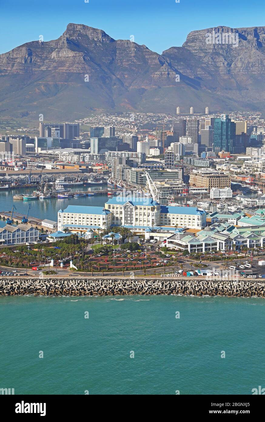 Luftaufnahme des Table Bay Harbour mit V&A Waterfront und Tafelberg im Hintergrund Stockfoto