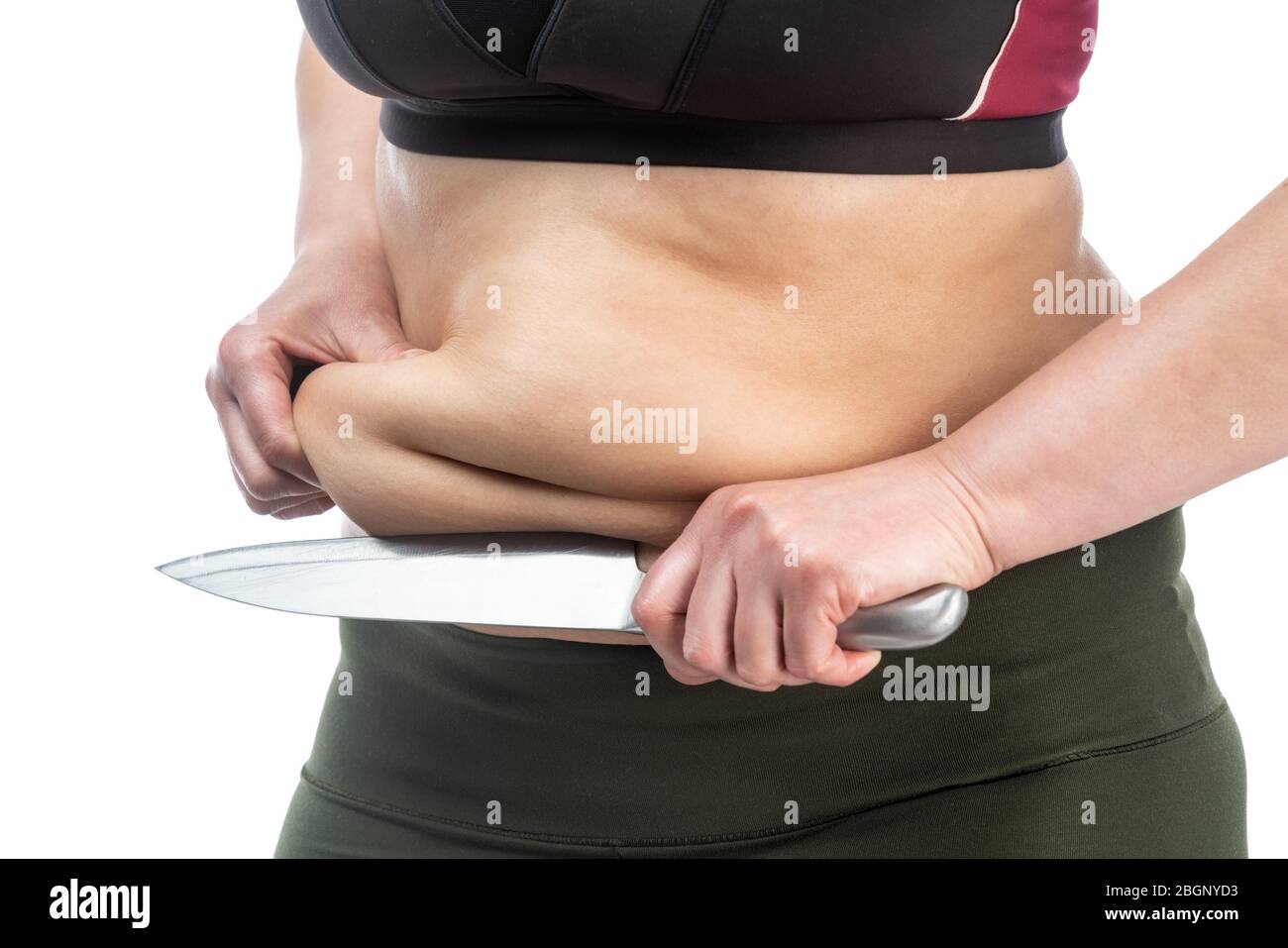 Frau mittleren Alters mit Übergewicht und schlaffe Haut des Bauches, auf weißem Hintergrund, Nahaufnahme. Messer, ein Symbol der plastischen Chirurgie. Stockfoto