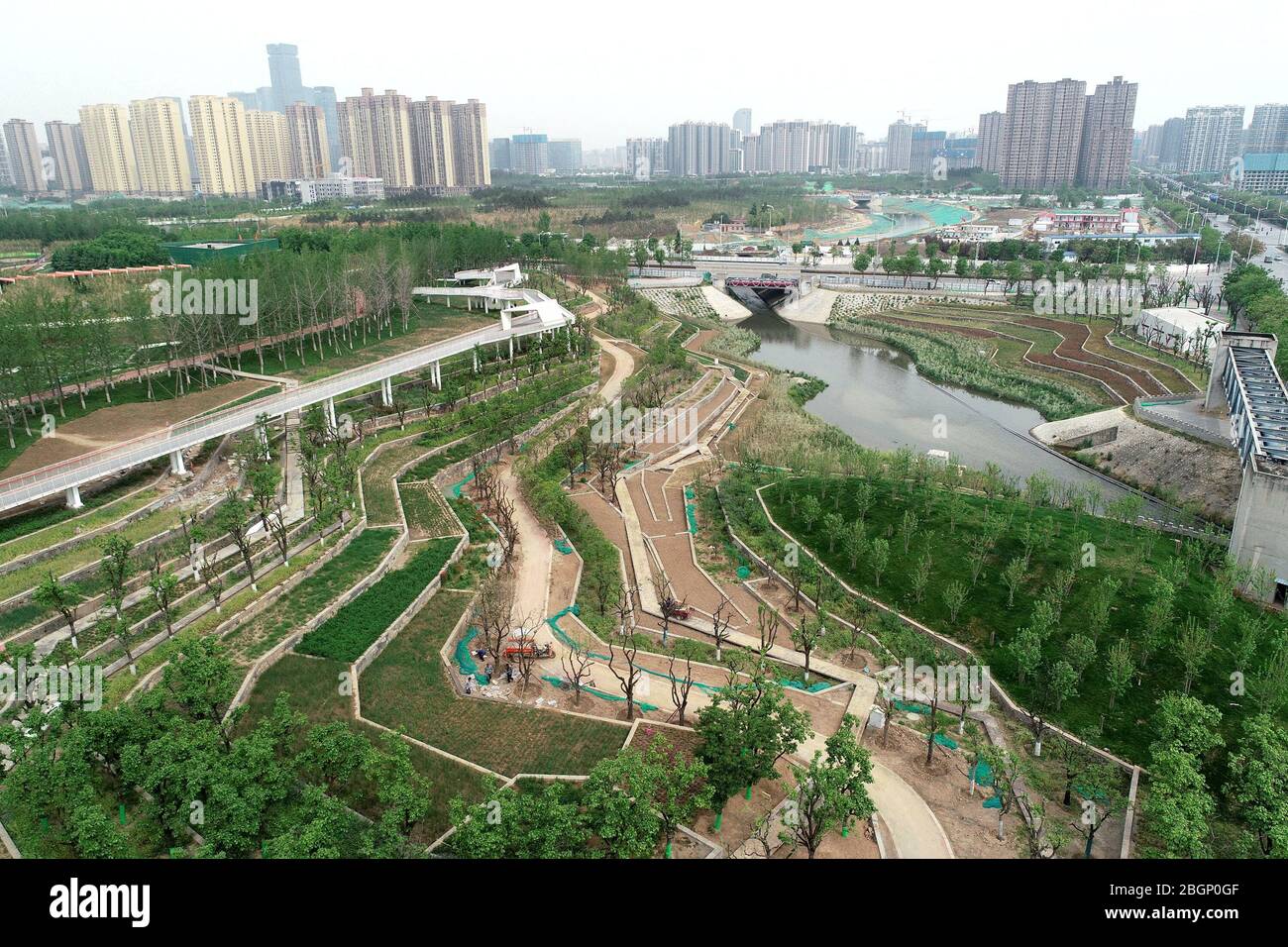 XI'an. April 2020. Luftaufnahme vom 22. April 2020 zeigt den städtischen ökologischen Park in Xi'an, nordwestlich der chinesischen Provinz Shaanxi. In den letzten Jahren hat Xi'an die Qualität der ökologischen Umwelt durch neue Grünflächen und eine umfassende Aufbereitung der Gewässer weiter verbessert. Kredit: Zhang Bowen/Xinhua/Alamy Live News Stockfoto