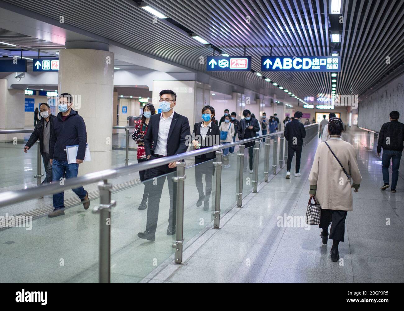 Wuhan, Chinas Provinz Hubei. April 2020. Passagiere gehen in der U-Bahn-Station Jianghan Road in Wuhan, der zentralen Provinz Hubei, 22. April 2020. Ab April 22 nahm das gesamte Bus- und Schienennetz in Wuhan seinen Betrieb wieder auf. Kredit: Xiao Yijiu/Xinhua/Alamy Live News Stockfoto