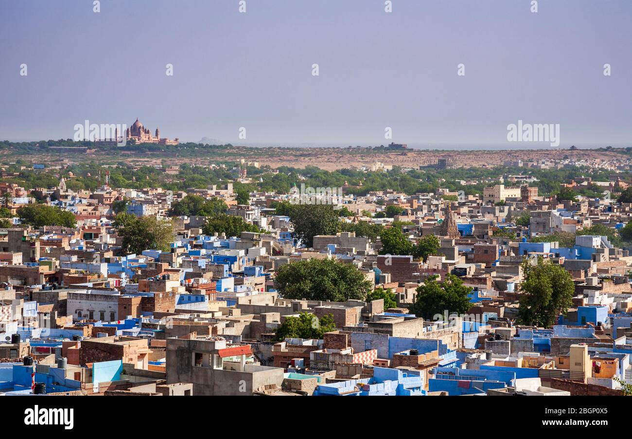 Die bemalten blauen Häuser von Jodhpur und Umaid Bhavan Palace von Mehrangarh Fort, Rajasthan Stockfoto