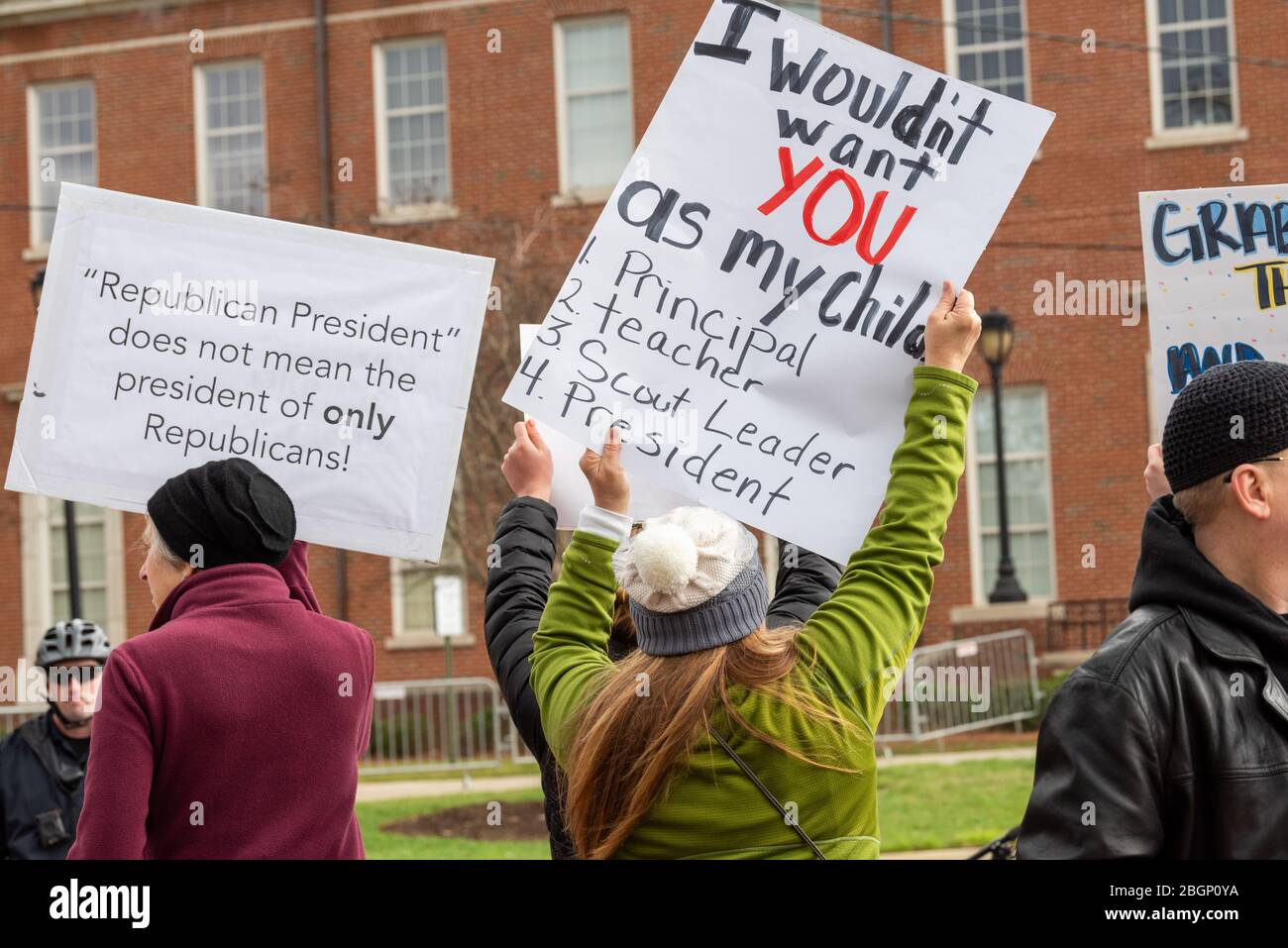 CHARLOTTE, NORTH CAROLINA/USA - 7. Februar 2020: Anti-Trump-Demonstranten demonstrieren während der Ankunft des Präsidenten zu einer Kundgebung. Stockfoto