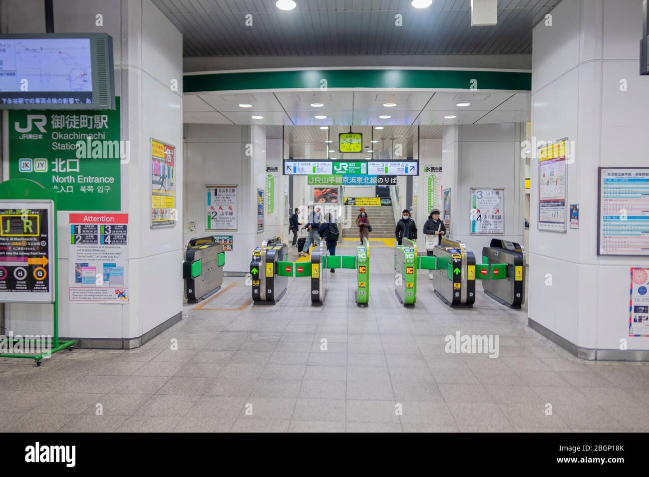 Die grüne Barrikade der JR Okachimachi Station in der Morgenzeit mit japanischen Menschen, die herumlaufen. Tokio, Japan Februar 8,2020 Stockfoto