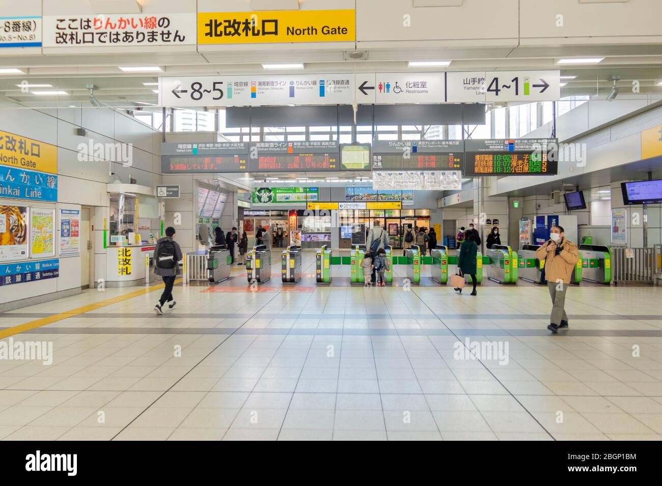 Die grüne Barrikade der JR Okachimachi Station in der Morgenzeit mit japanischen Menschen, die herumlaufen. Tokio, Japan Februar 8,2020 Stockfoto