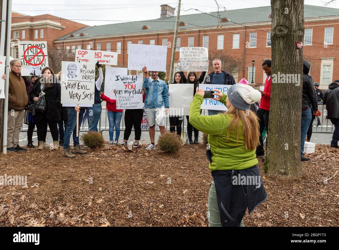 CHARLOTTE, NORTH CAROLINA/USA - 7. Februar 2020: Veranstalter fotografiert Demonstranten, die auf die Ankunft des Präsidenten Donald Trump warten Stockfoto