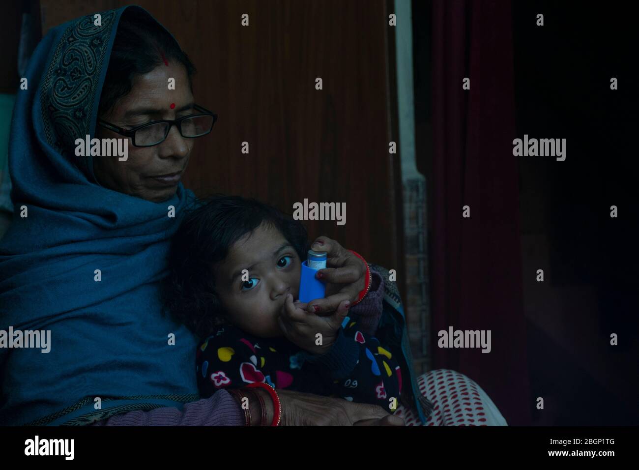 Kinder halten Inhalator mit Hilfe der Mutter Stockfoto