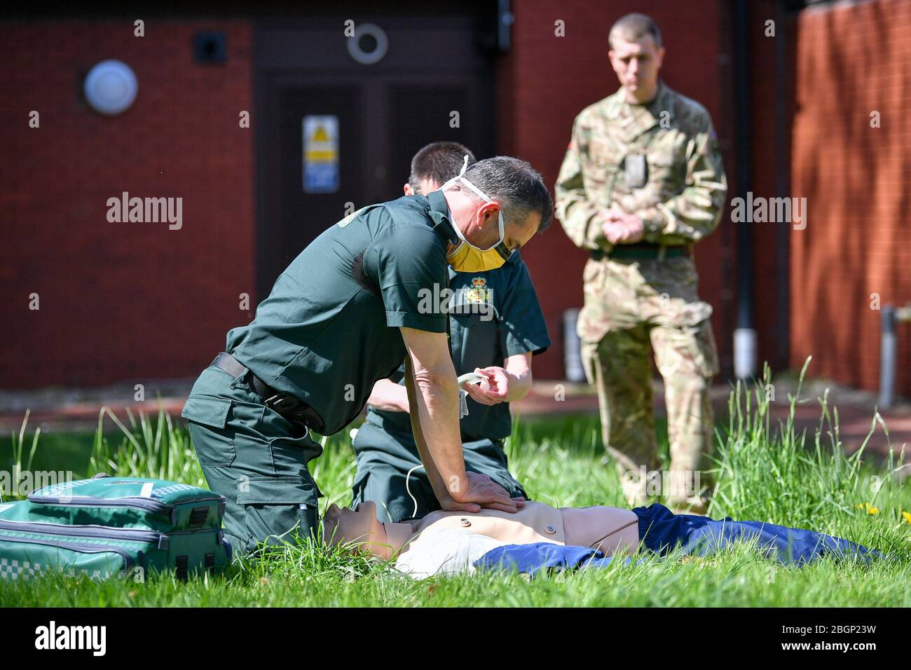 Militärangehörige des 1. Bataillons, Royal Welsh beobachten, wie Lern- und Entwicklungsoffiziere grundlegende Lebensunterstützung unterrichten, während sie an der militärischen Ambulance Driver Induction Training in Taunton Ambulance Station, Taunton, Somerset teilnehmen, um South West Ambulance Service Trust (SWAST) im Kampf gegen COVID-19 zu unterstützen. Stockfoto