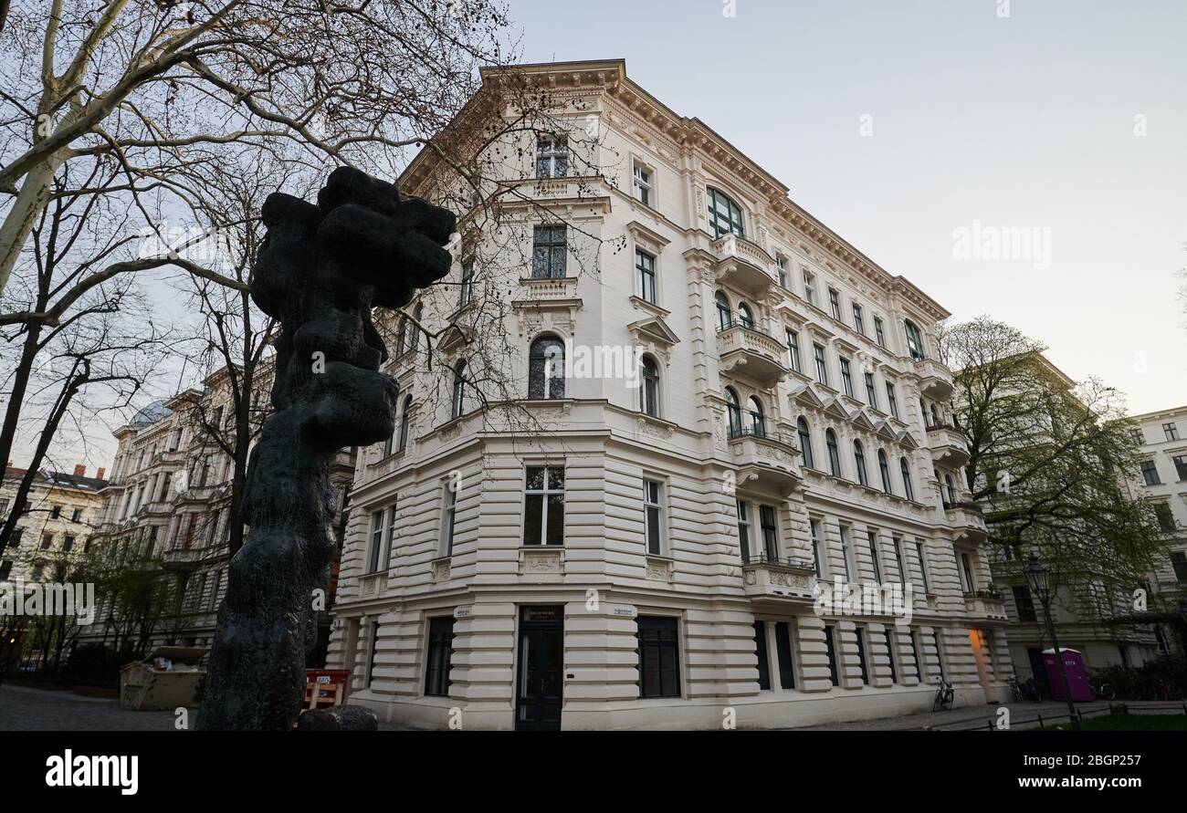 08. April 2020, Berlin: Im Innenhof des Riehmers Hofgartens in der Yorckstraße befindet sich eine abstrakte Skulptur des Künstlers Gerson Fehrenbach. Der Riehmers Hofgarten wurde von dem Maurermeister Wilhelm Ferdinand August Riehmer erbaut. Seine Gebäude waren geprägt von einer hohen Qualität der Konstruktion und des Lebens. Foto: Annette Riedl/dpa-Zentralbild/ZB Stockfoto