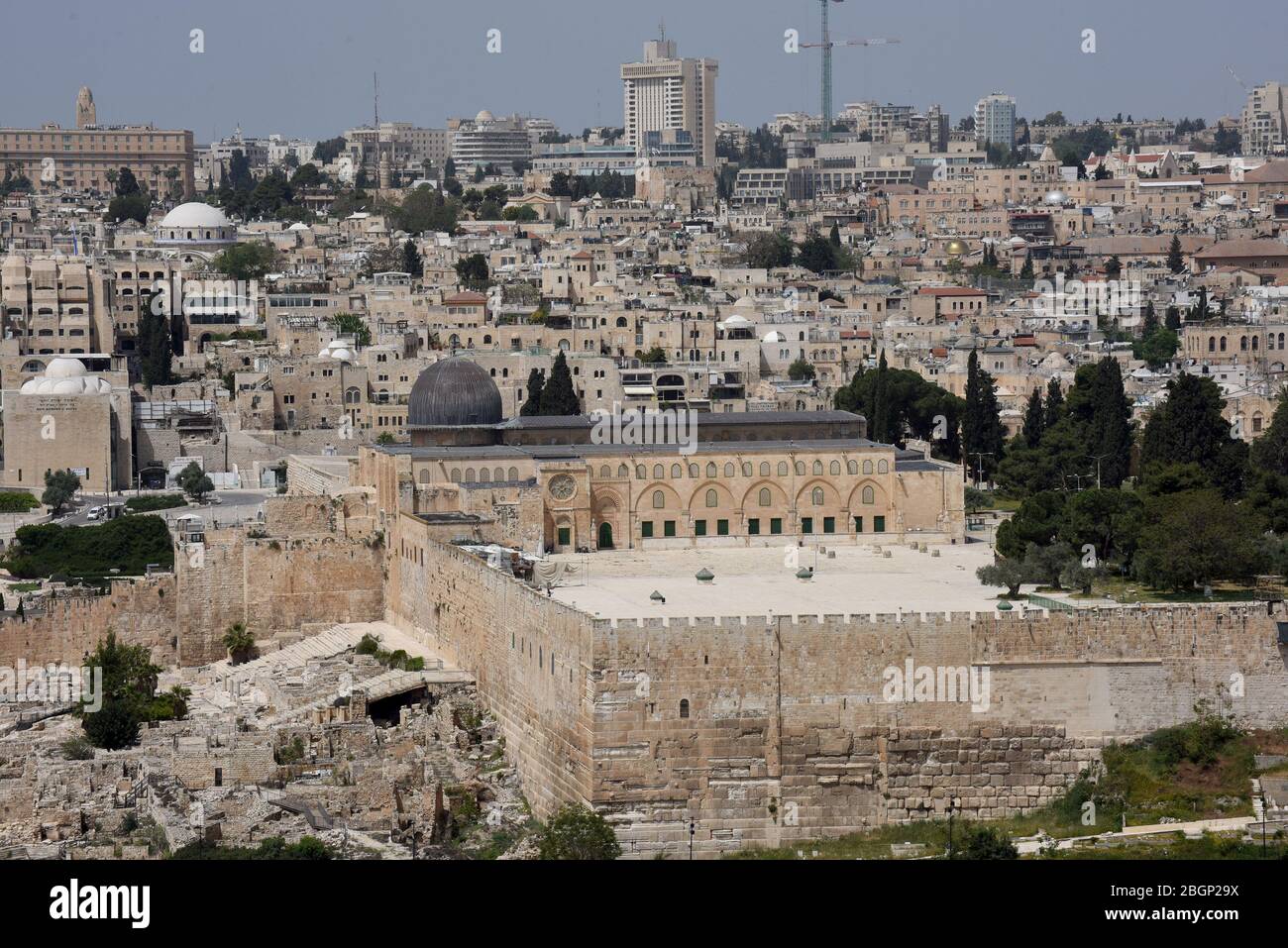 Alte Stadt Jerusalem, Israel. April 2020. Ein Überblick über den leeren platz der verschlossenen Al Aqsa Moschee, wegen des Coronavirus, am Mittwoch, den 22. April 2020, in der Altstadt von Jerusalem. Muslimische Geistliche haben angekündigt, dass die Al Aqsa Moschee für den heiligen Monat Ramadan, der am Donnerstagabend beginnt, geschlossen bleiben wird. Foto von Debbie Hill/UPI Quelle: UPI/Alamy Live News Stockfoto