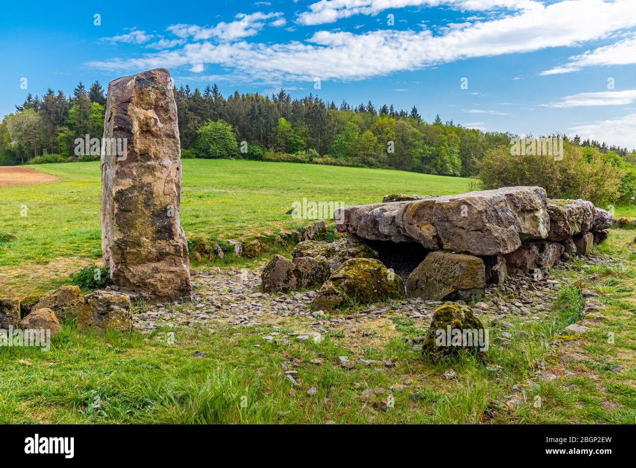 Der Heilige Stein von Muschenheim, ein prähistorisches Megalithgrab aus der Jungsteinzeit, auf einem Hügel bei lich-Muschenheim, Hessen, Deutschland Stockfoto