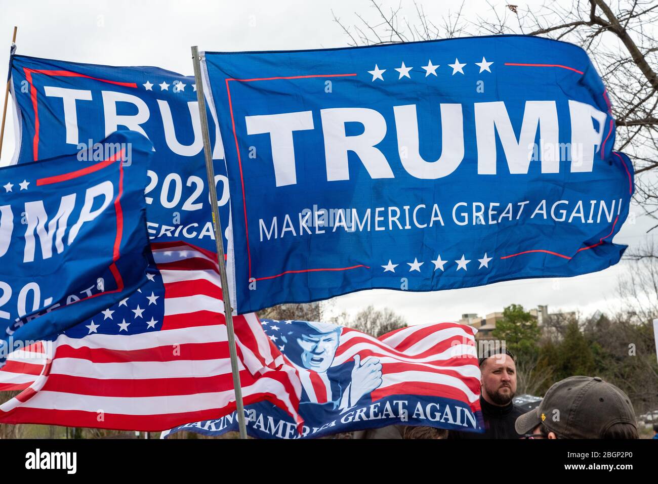CHARLOTTE, NORTH CAROLINA/USA - 7. Februar 2020: Trump flaggen im steifen Wind und warten auf den Besuch von Präsident Donald Trump in Charlotte, NC Stockfoto
