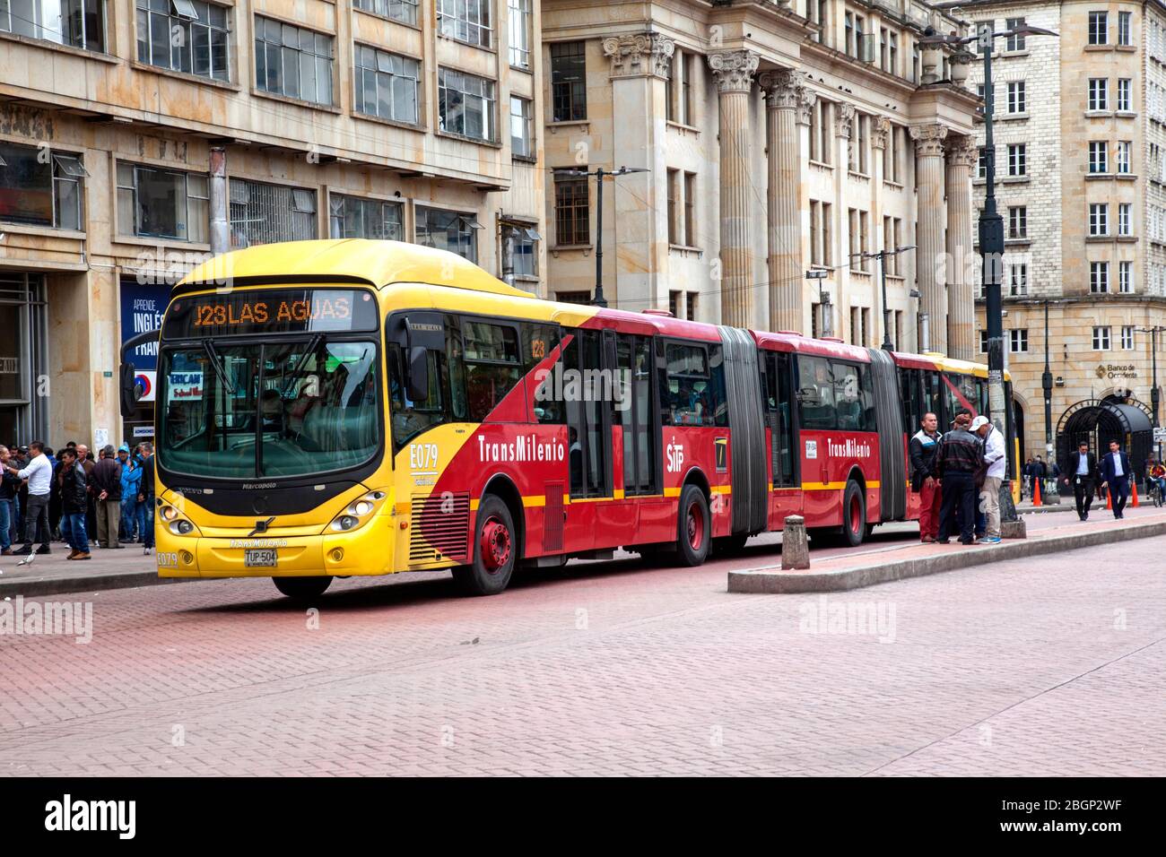 Transmilenio Volvo zweigelenkigen Bus, bendy Bus, in Bogota, Kolumbien, Südamerika. Stockfoto