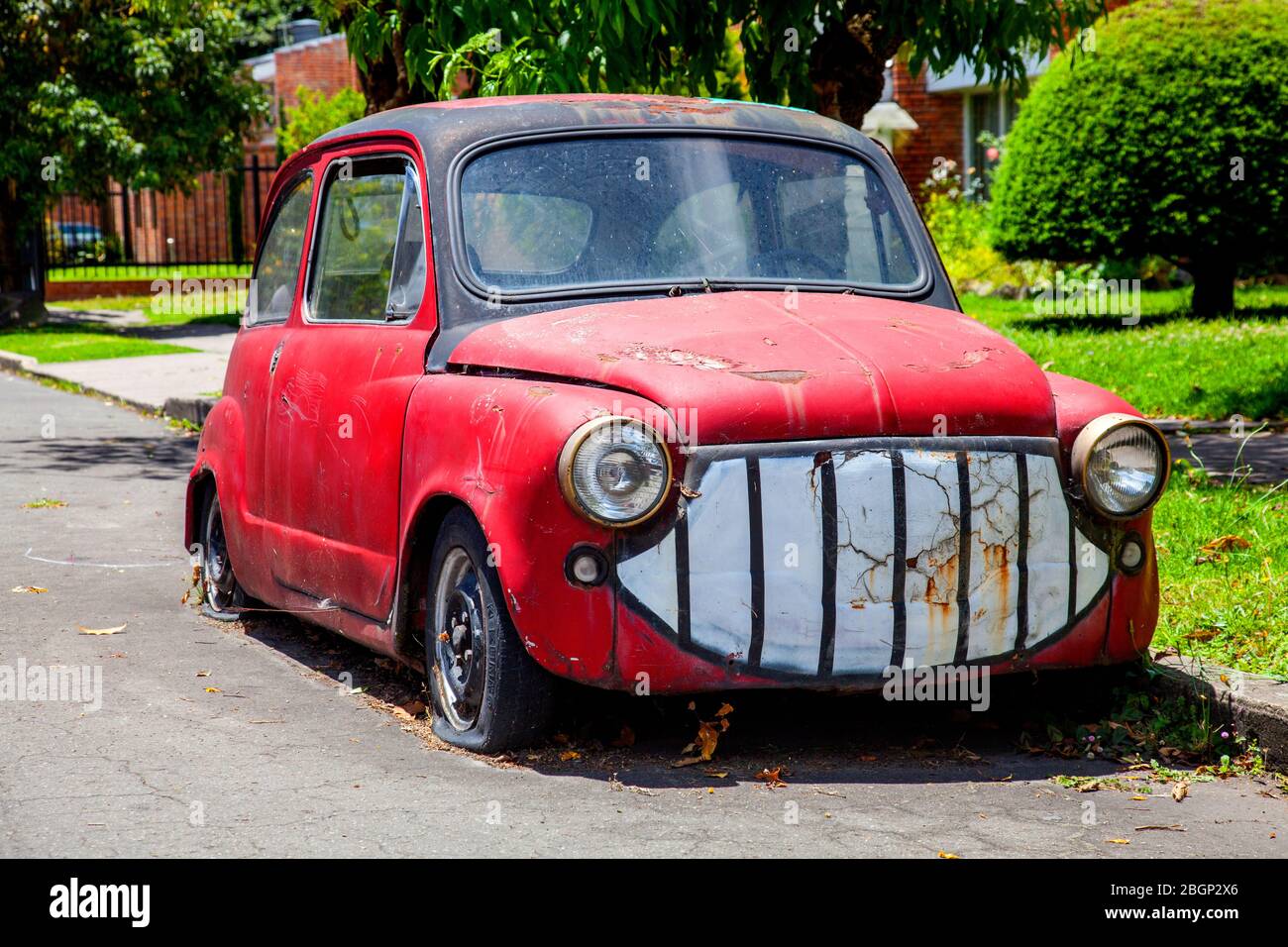 Alte lustige, hässliche benutzerdefinierte rote verlassen Fiat 500 ? In einer Straße, Bogota, Kolumbien, Südamerika. Stockfoto