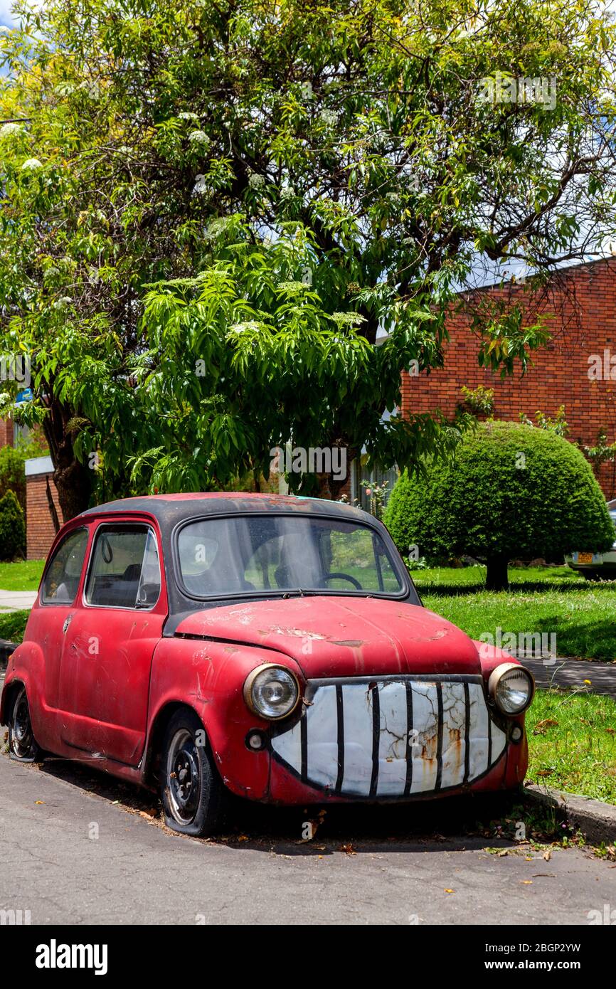 Alte lustige, hässliche benutzerdefinierte rote verlassen Fiat 500 ? In einer Straße, Bogota, Kolumbien, Südamerika. Stockfoto