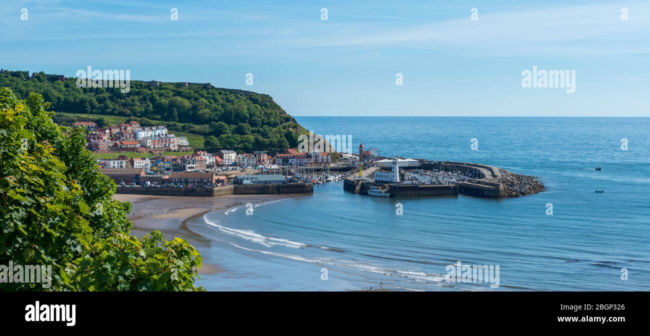 Panoramablick auf den Hafen, der über die Scarbourough South Bay an einem sonnigen Sommernachmittag gesehen wird Stockfoto