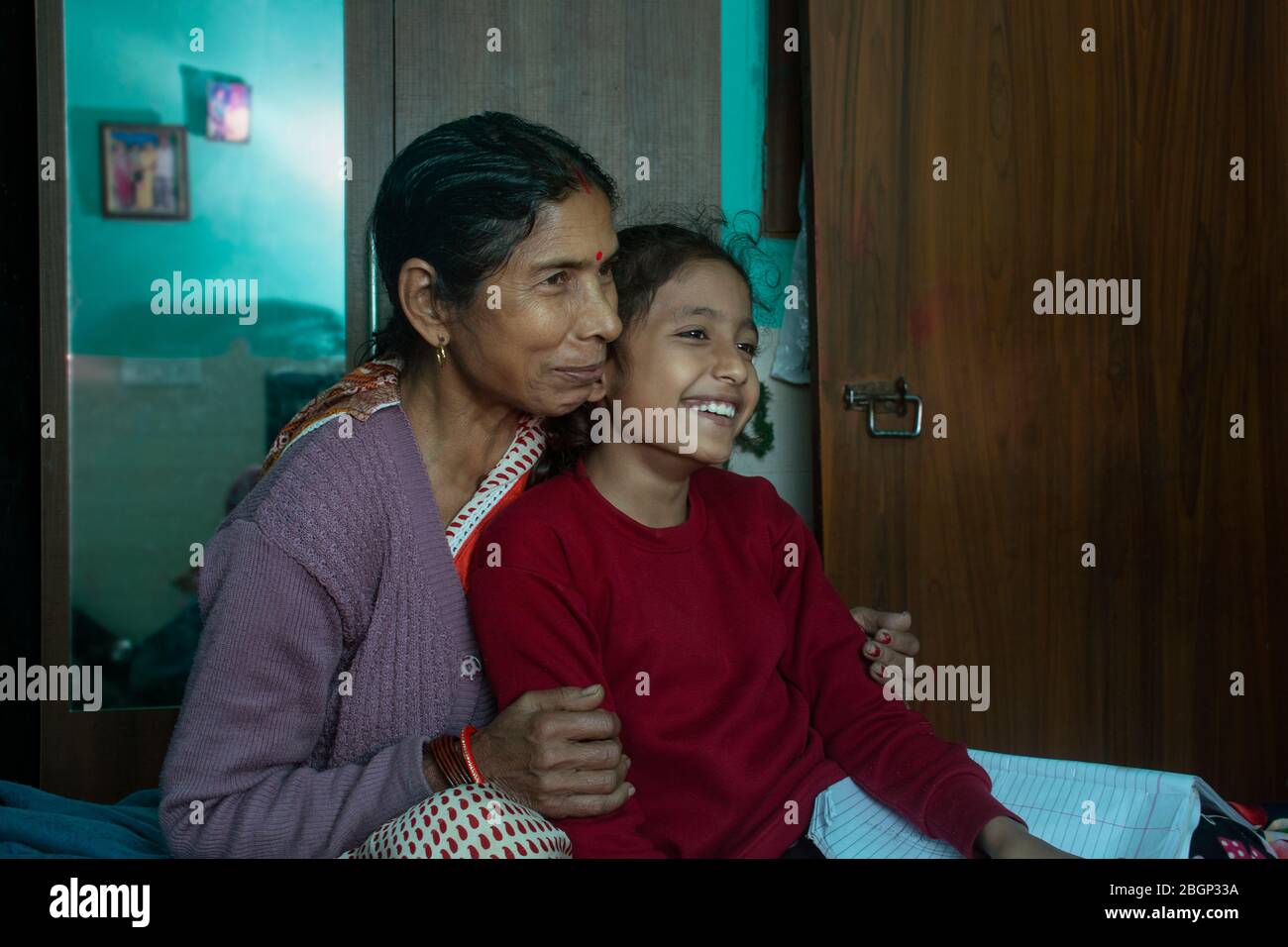 Glückliche indische Großmutter und Enkelin Stockfoto