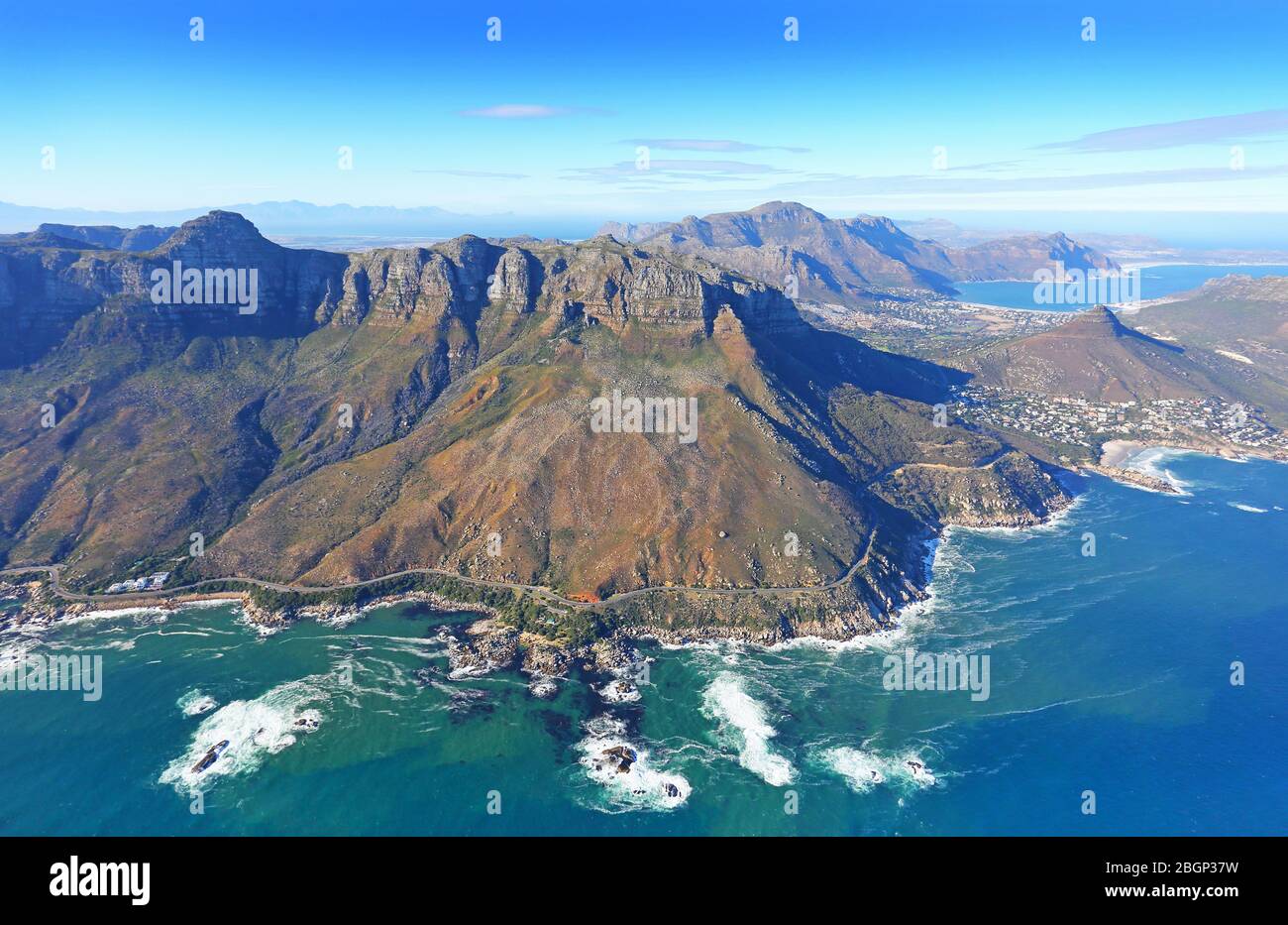 Luftaufnahme von Chapman's Peak Drive mit Cape Flats im Hintergrund Stockfoto