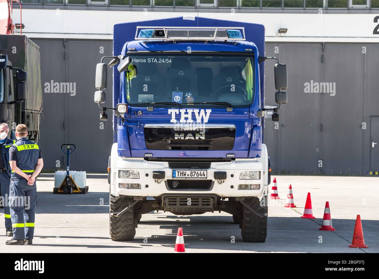 22. April 2020, Neubiberg bei München, Bayern: Das Deutsche Technische Hilfswerk war an der Universität der Bundeswehr bei München vor Ort, um das Militär bei der Herstellung von Oberflächendesinfektionsmitteln in Industriequalität im Kampf gegen das Coronavirus zu unterstützen. Stockfoto