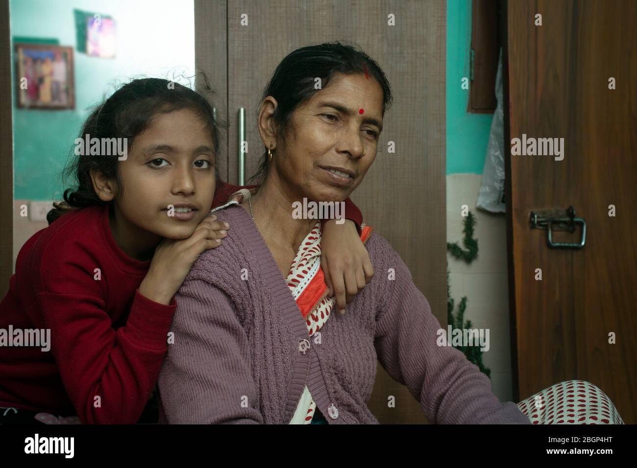 Glückliche indische Großmutter und Enkelin Stockfoto