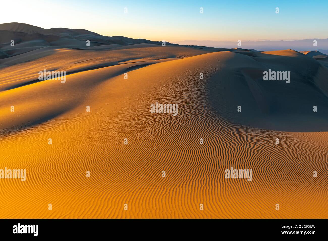 Sonnenuntergang in der Wüste von Peru mit Sandwelligkeit in einer großen Sanddüne zwischen Ica und Huacachina. Stockfoto