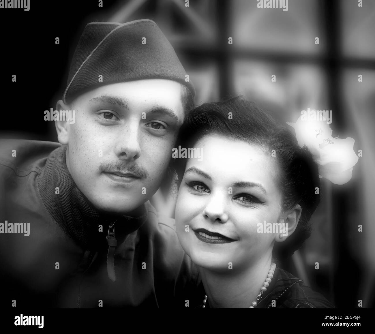 Monochromes Nahaufnahme-Porträt eines verträumten jungen Paares der 40er Jahre in der Liebe isoliert auf 1940er Jahren Kriegszeit Ereignis, Großbritannien. Vintage-Paar. Wir werden uns wieder treffen. Stockfoto