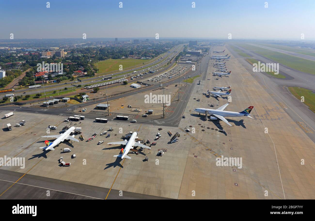 Luftaufnahme von VORFELD und Flugzeugen DES INTERNATIONALEN Flughafens ODER Tambo Stockfoto