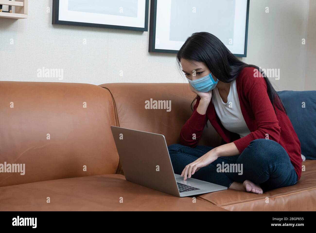 Frau in Selbstisolation, die vom häuslichen Effekt aus dem Coronavirus arbeitet. Stockfoto