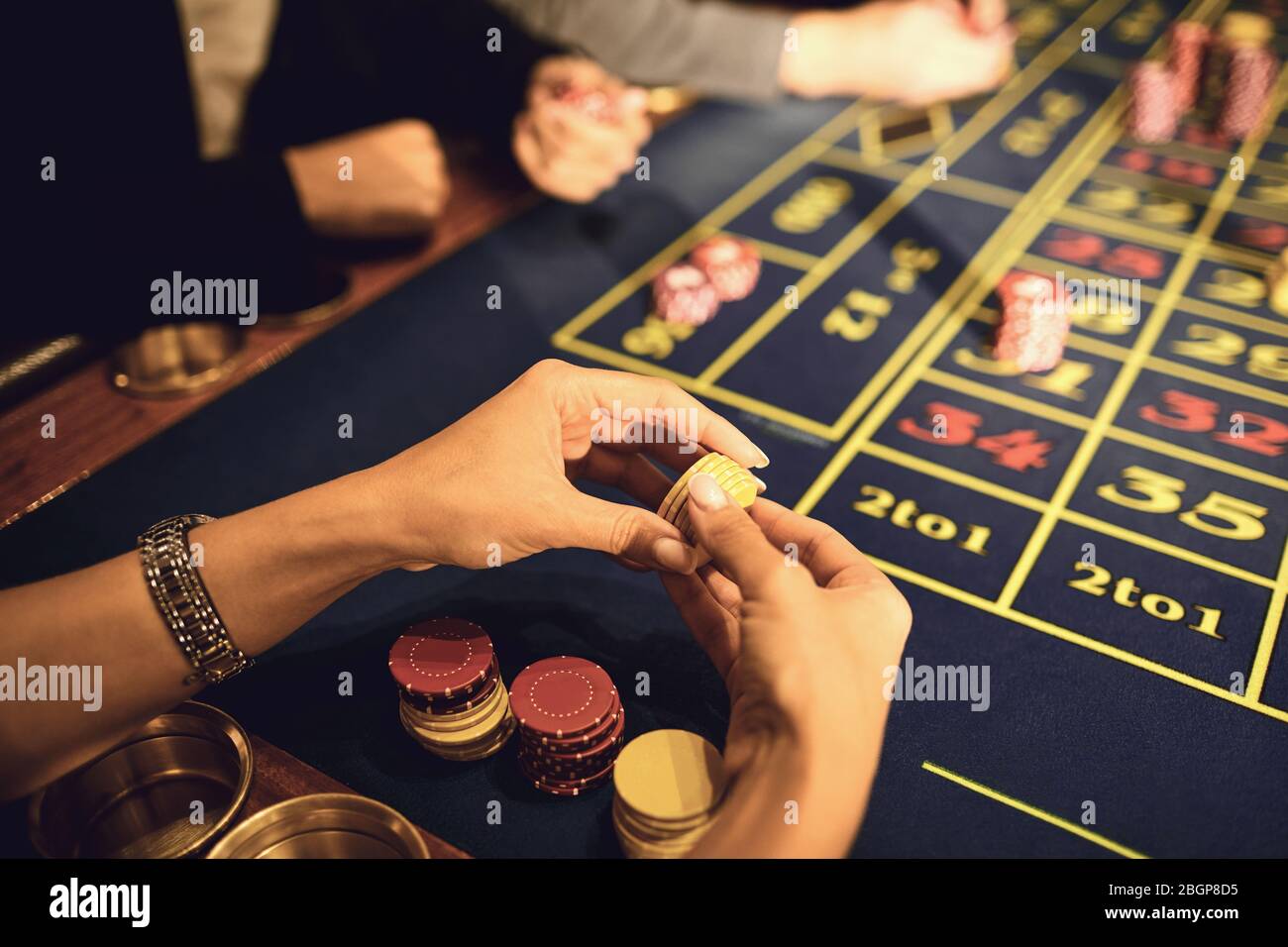 Chips in einem Glücksspiel Spieler Hand an einem Tisch in einem Casino. Stockfoto