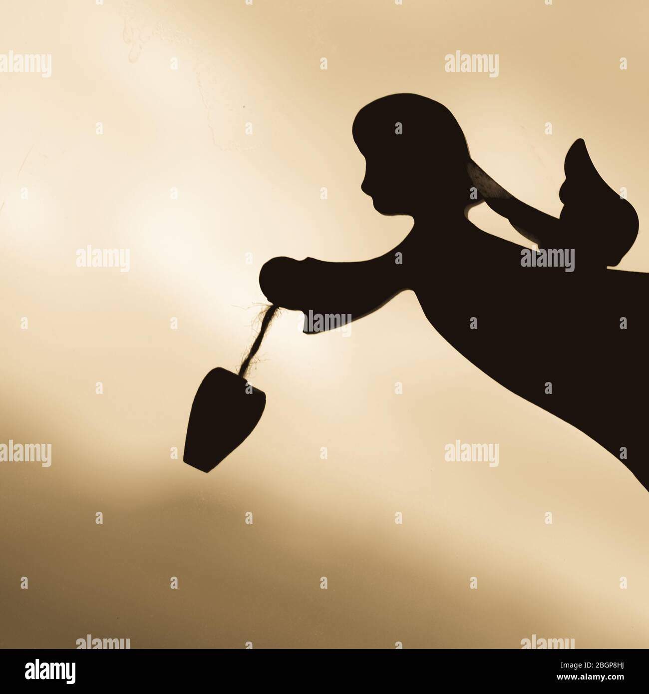 Eine Silhouette eines Engels, der das Herz als Symbol der Liebe und Hoffnung hält Stockfoto