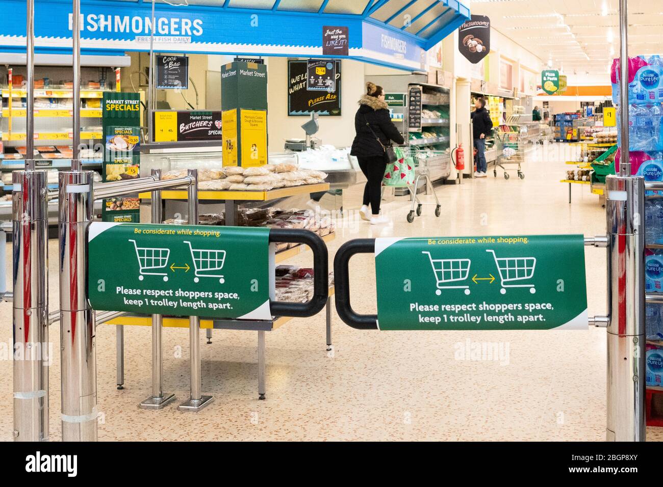 Soziale Distanz im Supermarkt Morrisons, Großbritannien während der Coronavirus-Pandemie 2020 - Halten Sie 1 Trolley Länge auseinander und begrenzte Kunden innen erlaubt Stockfoto
