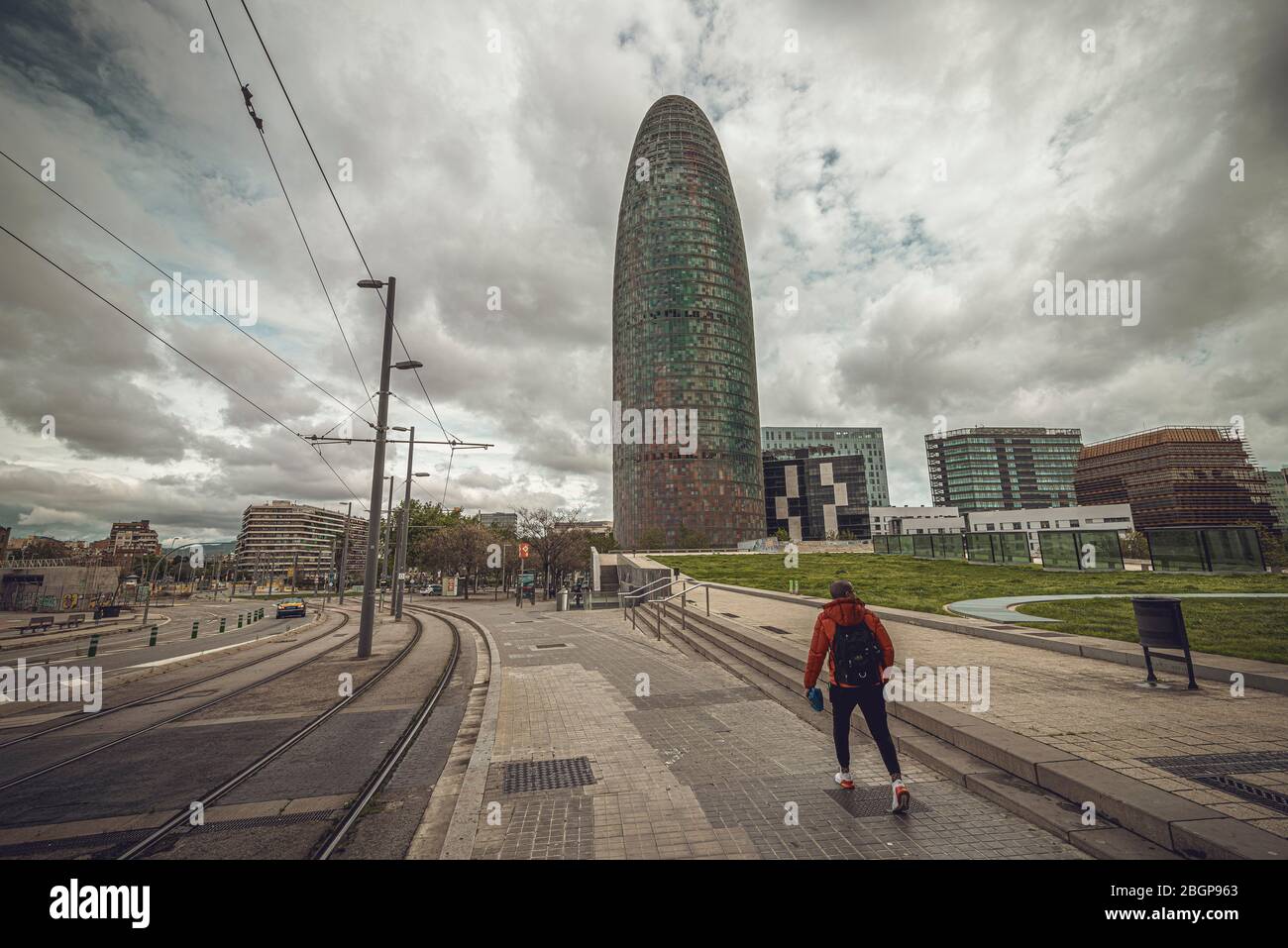 Barcelona, Spanien. April 2020. Ein Pendler geht am 38. Tag einer landesweiten Sperre, die aufgrund der ständigen Ausbreitung des Virus ausging, am Glories Tower vorbei, der früher als Torre Agbar bekannt war. Spanien verzeichnete bisher mehr als 400 neue Todesfälle in Höhe von über 21500 Todesfällen. Quelle: Matthias Oesterle/Alamy Live News Stockfoto