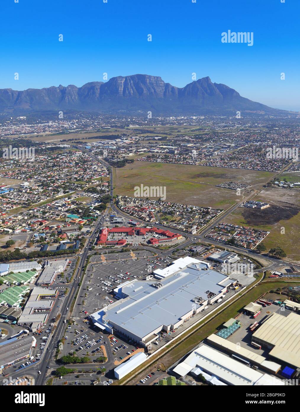 Luftaufnahme von Ottery Pick 'n Pay Hyper und China Town mit Tafelberg im Hintergrund Stockfoto