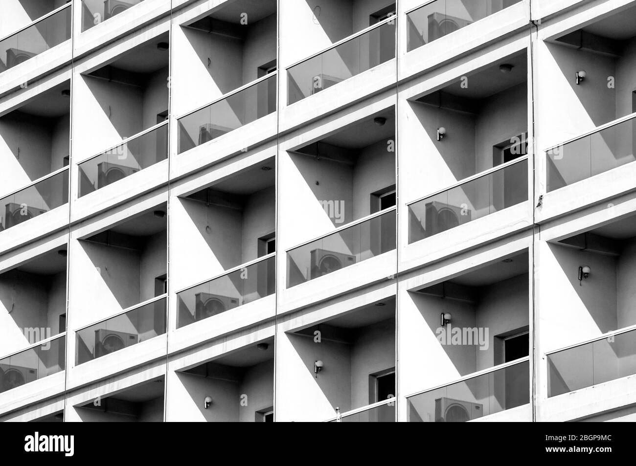 Balkone in schwarz-weiß, Dubai, VAE Stockfoto