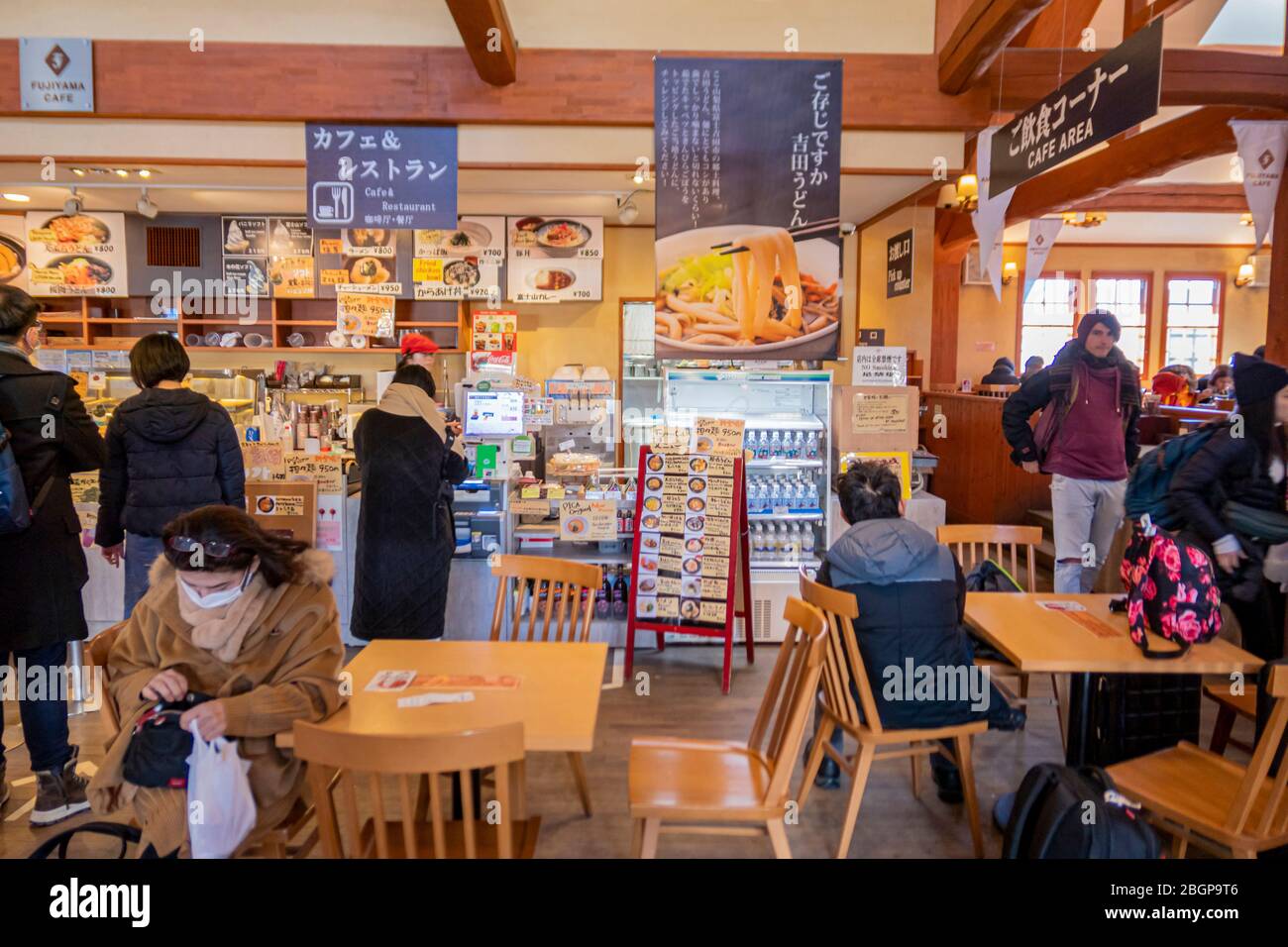 Das Innere des Lake Kawaguchiko Sightseeing Busbahnhof mit vielen Arten von Geschäften und Restaurants. Kawaguchiko Stadt, Japan Februar 9,2020 Stockfoto