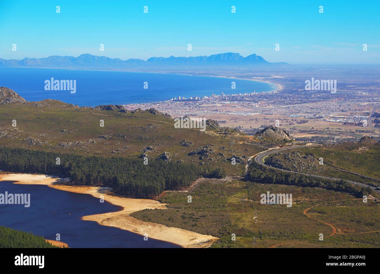 Luftaufnahme von Sir Lowry's Pass mit Kapstadt und Tafelberg und Cape Flats im Hintergrund Stockfoto