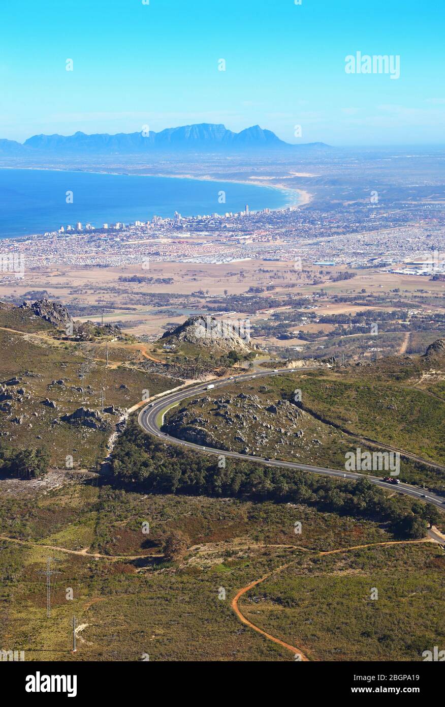 Luftaufnahme von Sir Lowry's Pass mit Kapstadt und Tafelberg und Cape Flats im Hintergrund Stockfoto