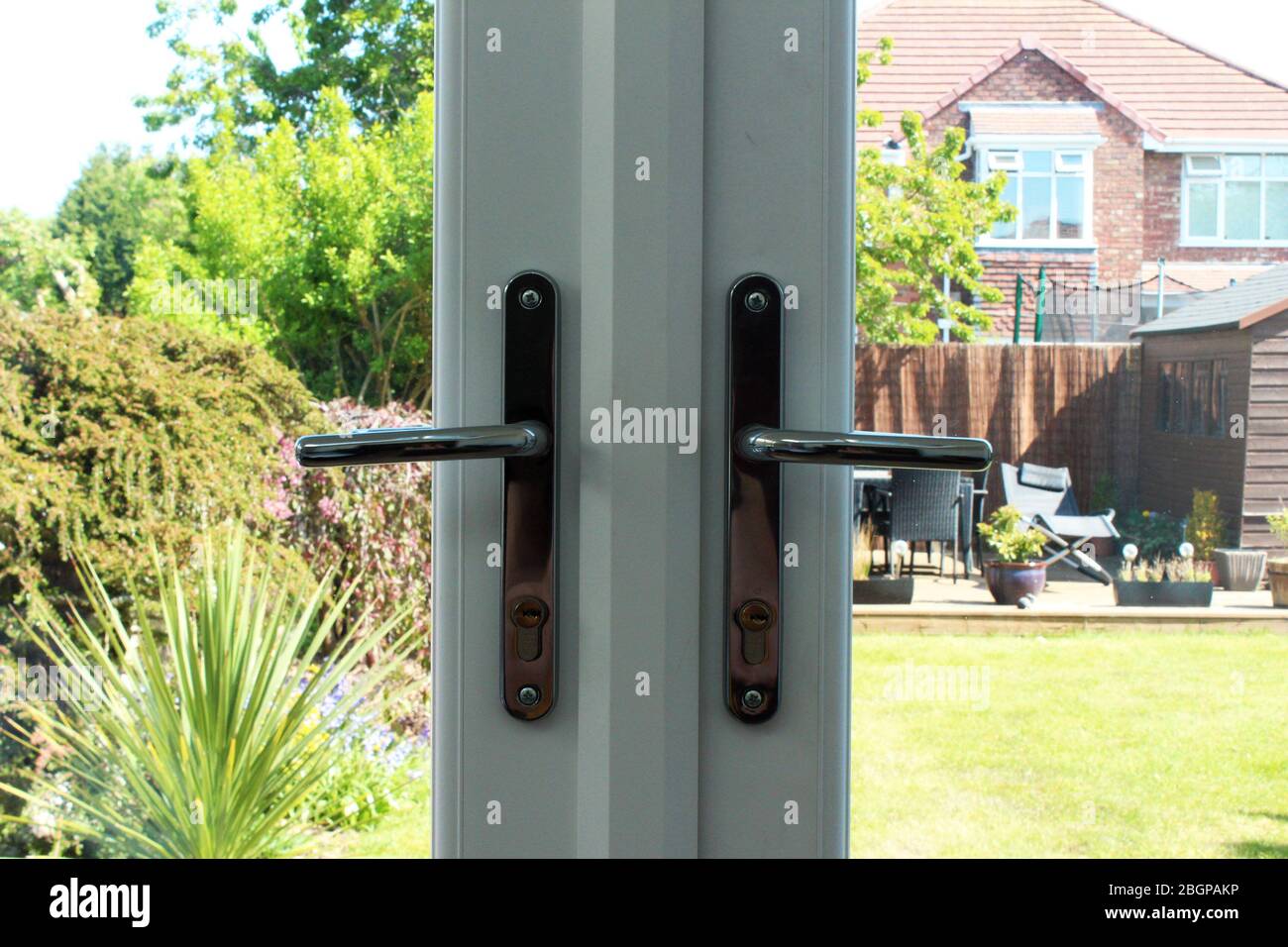 Große, moderne Hintertürgriffe Stockfoto