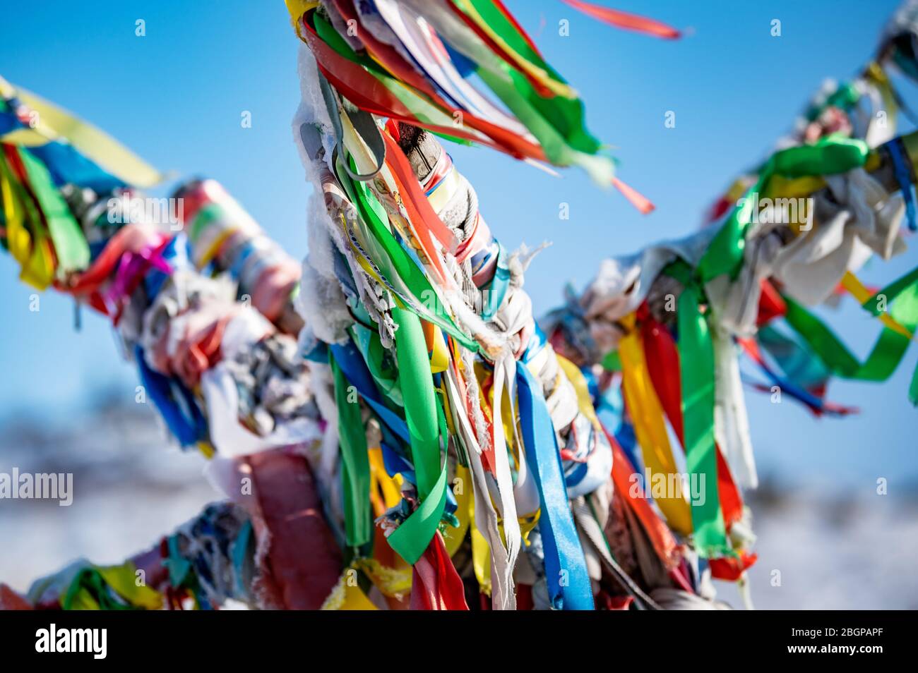 Heilige Säulen mit Band auf Kap Burhan von Olkhon Island. Buryat-Traditionen. Schamanistische und buddische Riten des Baikalsee. Insel Olkhon, Baika Stockfoto