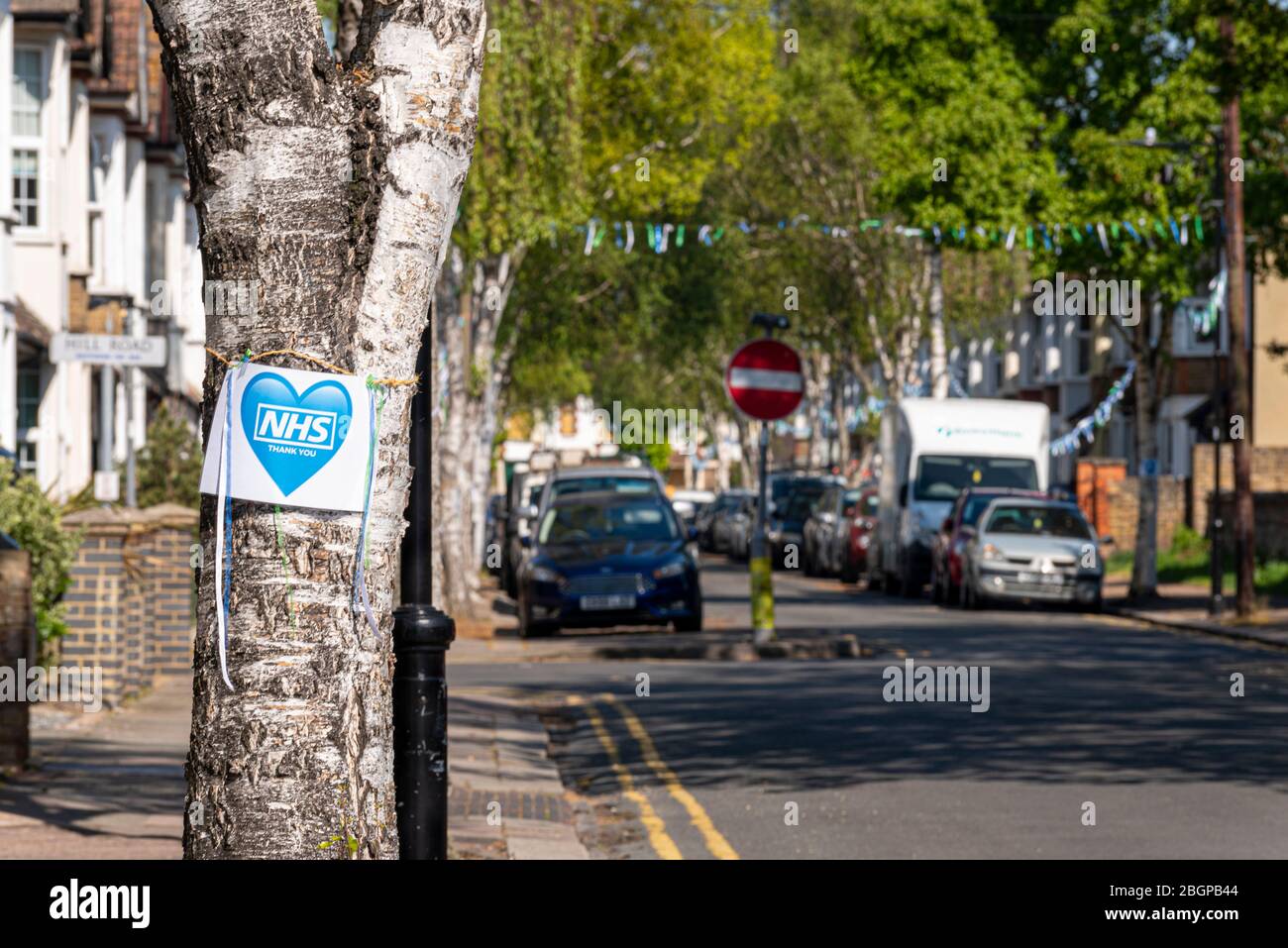 Häuser in St Mary's Road Dank NHS mit dekorierten Straße während COVID-19 Coronavirus Pandemie Ausbruch Lockdown Periode in Southend on Sea, Essex, Großbritannien Stockfoto