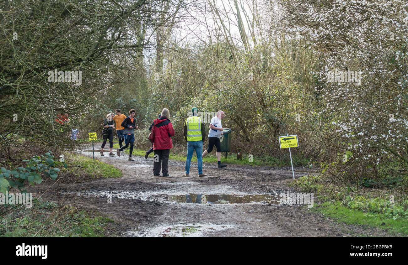Marschall an der Muddy-Ecke während des Parklaufes mit Teilnehmern Stockfoto