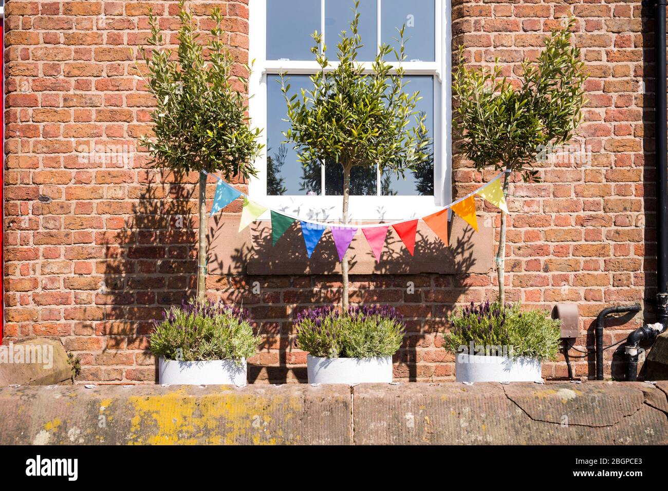 Merseyside, Liverpool, Woolton 22. April 2020 Covid-19 Coronavirus Danke NHS und Key Workers Plakate, Gemälde und Zeichnungen an Fenstern von Häusern in der vierten Woche der Sperrung. Kredit: Rena Pearl / Alamy Live News Stockfoto