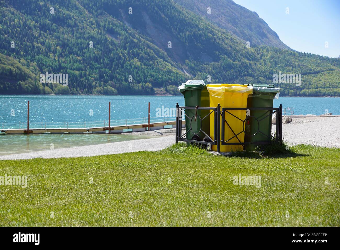 Verschiedene farbige Behälter für die Sammlung von Recycling-Materialien Stockfoto