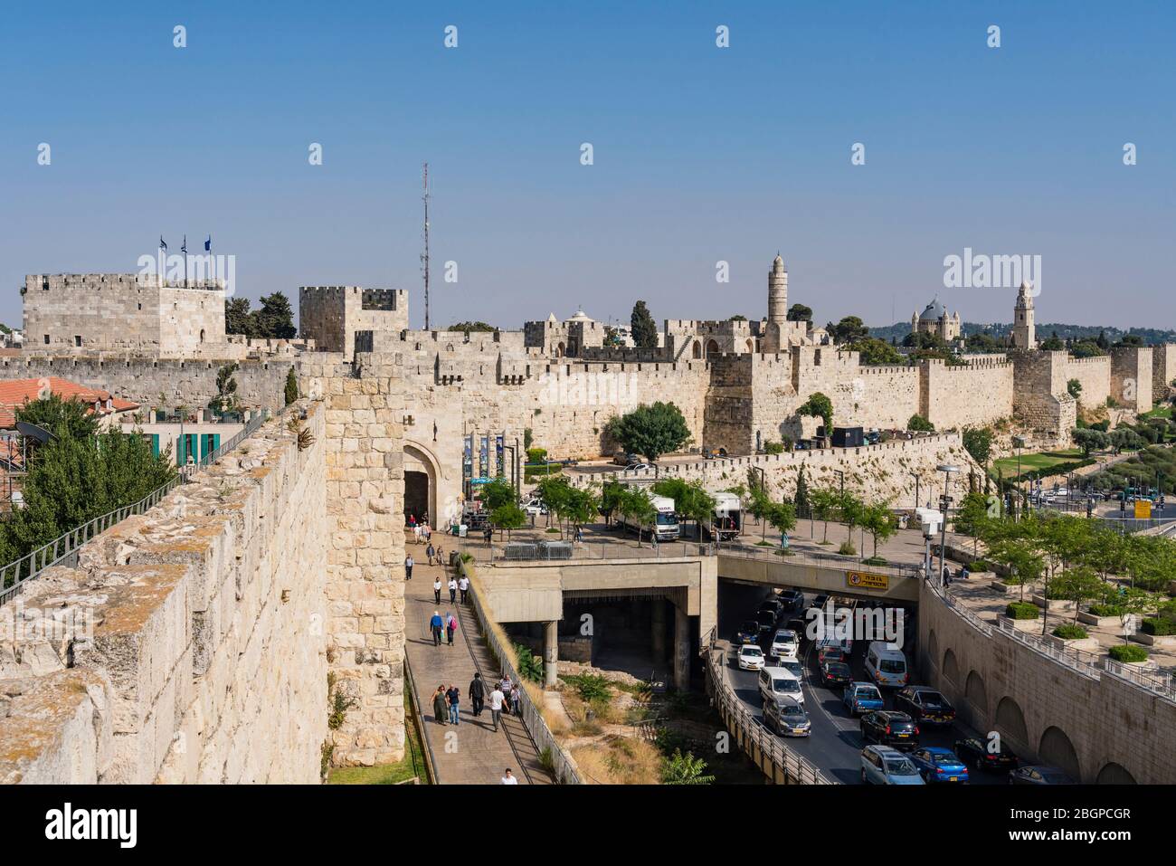 Israel, Jerusalem, Armenisches Viertel, die Stadtmauer von Jerusalem in der Nähe des Jaffa-Tores mit dem Turm von Phasael links und dem Minarett des Turms von David oder der Zitadelle in der Mitte. Rechts ist die Kirche und der Glockenturm der Dormition Abtei auf dem Berg Zion, außerhalb der Mauern. Die Altstadt von Jerusalem und ihre Mauern ist ein UNESCO-Weltkulturerbe. Stockfoto